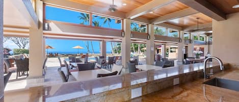 コンドミニアム ベッド (複数台) バルコニー オーシャンビュー (Wailea Elua Village 805) | バー (施設内)