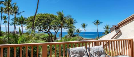 Condo, varias camas, balcón, vista al océano (Maui Kamaole G-202) | Restaurante al aire libre
