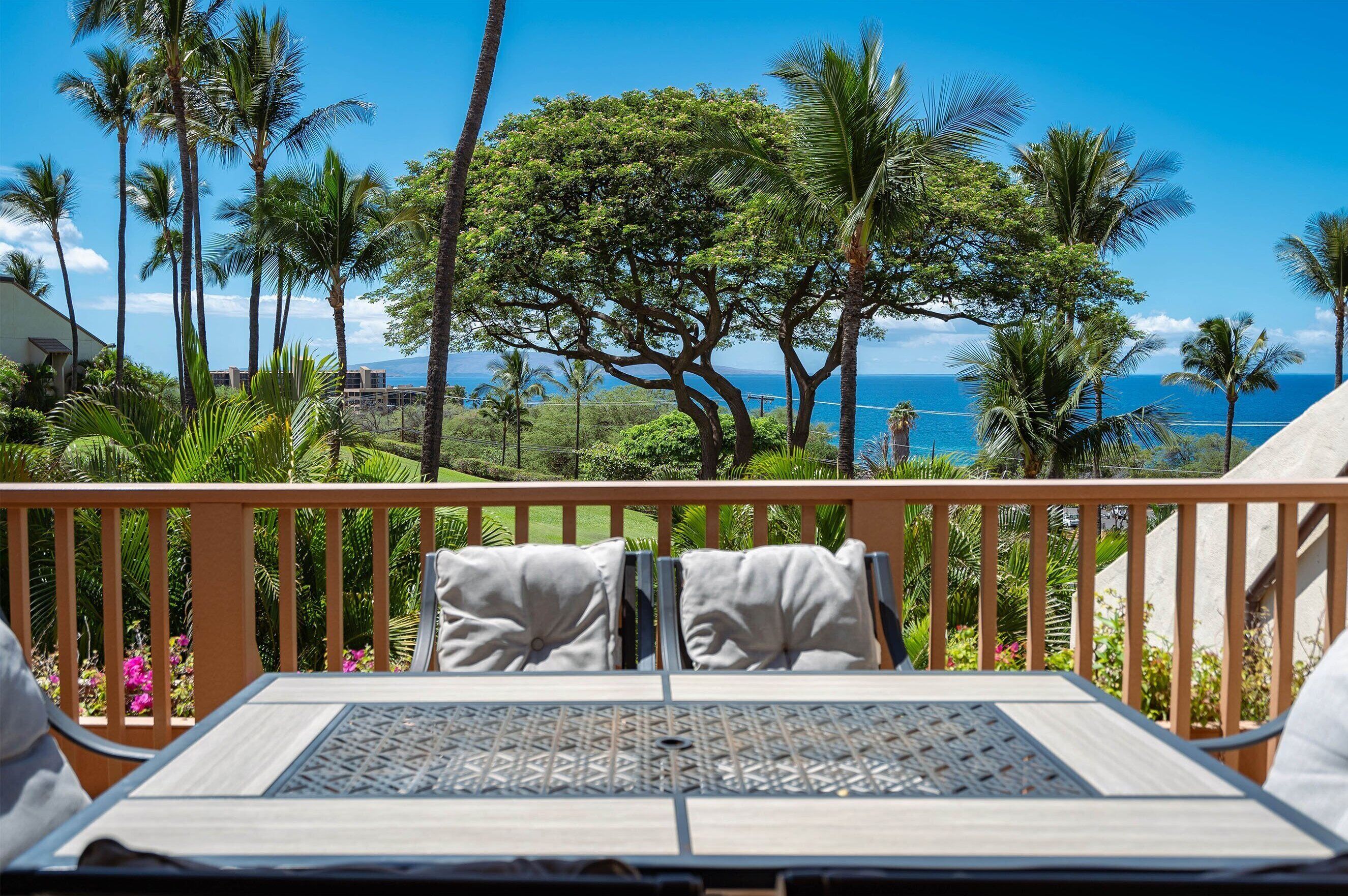 Condo, Plusieurs lits, balcon, vue sur l’océan (Maui Kamaole G-202) | Restauration en plein air