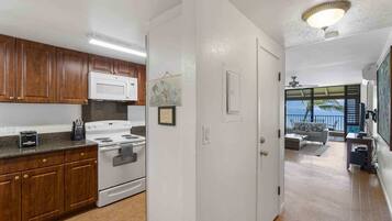 Appart'hôtel, plusieurs lits, balcon, vue océan (Lauloa 410) | Cuisine privée | Cafetière/bouilloire, tables à manger