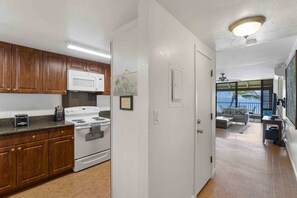 Condo, Berbilang Katil, Balcony, Ocean View (Lauloa 410) | Dapur peribadi | Pembancuh kopi/teh, meja makan 