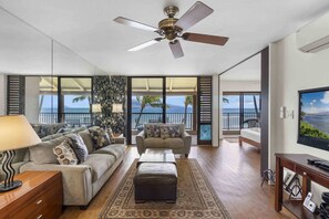 コンドミニアム ベッド (複数台) バルコニー オーシャンビュー (Lauloa 410) | リビング エリア