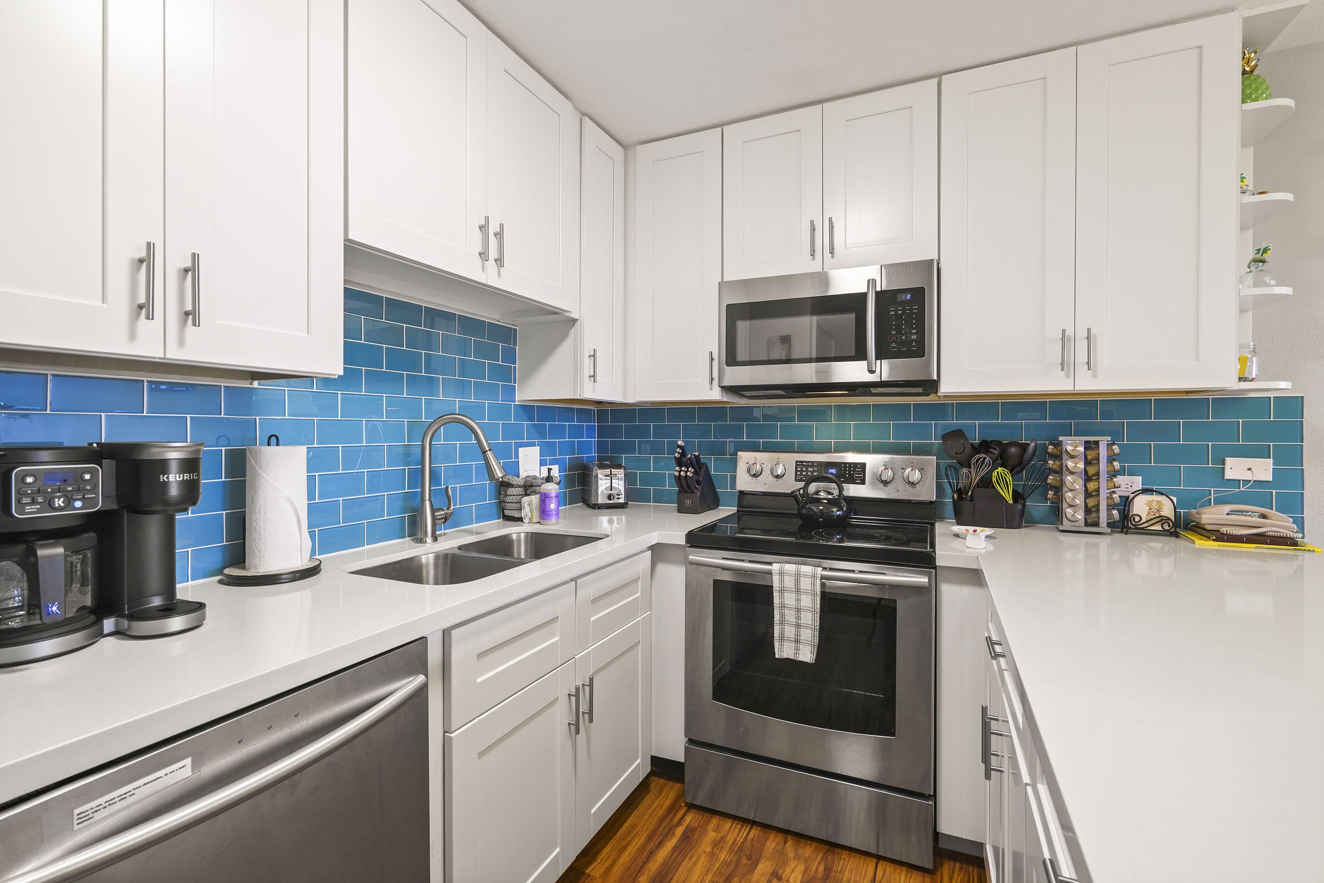 Huoneisto, useita sänkyjä, parveke, valtamerinäköala (Kamaole Sands 4-409) | Yksityinen keittiö | Kahvin-/teenkeitin, ruokailupöytä