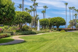 Garden - Experience Kamaole Sands 4-409 - Ocean Views, Spacious, Renovated, Wi-fi, AC! (Kihei)