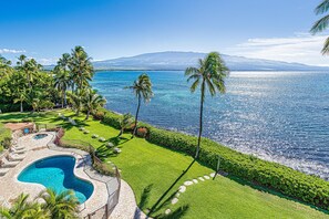 Pool - Maalaea Banyans 411 - Modern Renovation, Direct Ocean Front, Incredible View, AC (Wailuku)