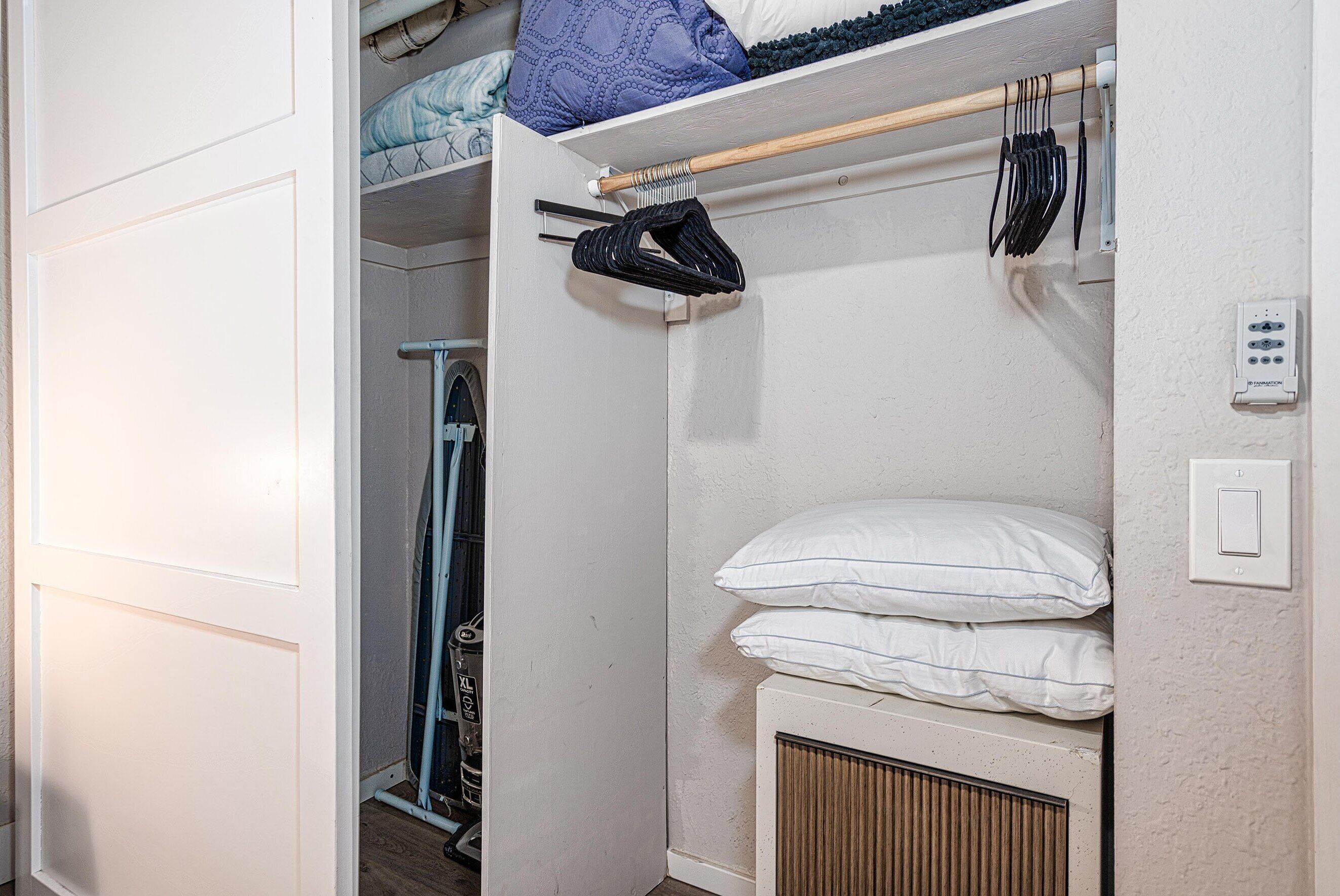 Condo, Multiple Beds, Balcony, Ocean View (Maalaea Banyans 411) | Wardrobe