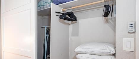 Condo, Multiple Beds, Balcony, Ocean View (Maalaea Banyans 411) | Wardrobe