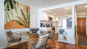 Apartamento, varias camas, balcón, vistas al mar (Lauloa 106) | Cocina privada | Cafetera o tetera y mesa de comedor