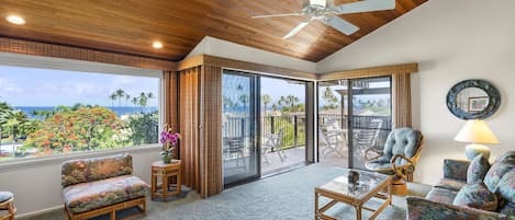 Condo, Plusieurs lits, balcon, vue sur l’océan (Wailea Elua Village 808) | Aire de séjour