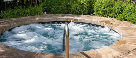 Condo, 1 cama King size y sofá cama, balcón, vista al océano (Kamaole Sands 9-301) | Spa