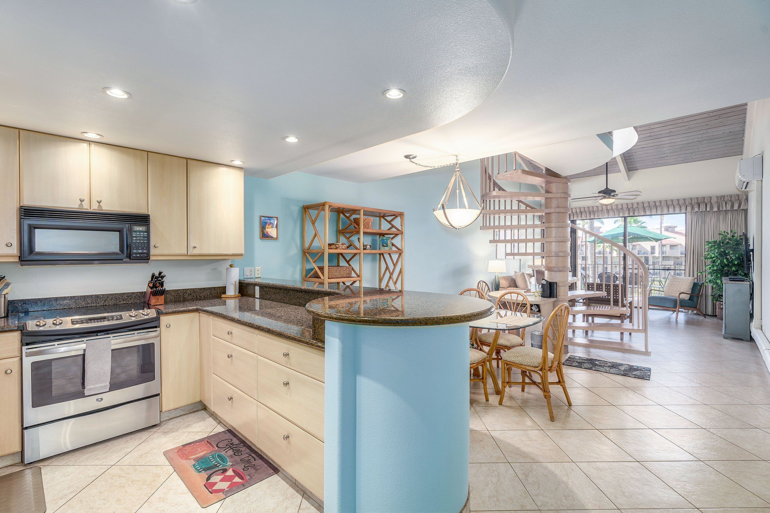 Condo, varias camas, lanai, vista al océano (Kamaole Sands 1-403) | Cocina privada | Cafetera y tetera, tetera eléctrica y comedor 