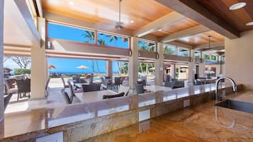 Leilighet, 1 kingsize-seng, balkong, havutsikt (Wailea Elua Village 204) | Bar (på overnattingsstedet)