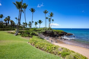 Beach nearby - Wailea Elua 204 - Luxury 1br, 2BA Condo, Stunning Ocean Views & Modern Upgrades (Kihei)