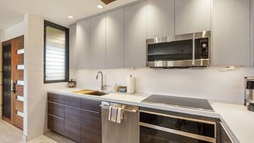 Leilighet, 1 kingsize-seng, balkong, havutsikt (Wailea Elua Village 204) | Eget kjøkken | Kaffetrakter/tekoker og spisebord