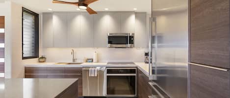 Lägenhet - 1 kingsize-säng - balkong - havsutsikt (Wailea Elua Village 204) | Eget kök | Kaffe- och tebryggare och matbord