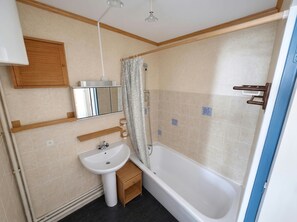 A bathroom with a bathtub, a sink, and a mirror. - (CD-1304) Val Thorens - Ski In/Out - 5 Beds Flat (Les Belleville)