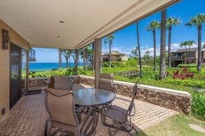 Condo, 1 cama King size y sofá cama, balcón, vista al océano (Wailea Elua Village 1201) | Restaurante al aire libre