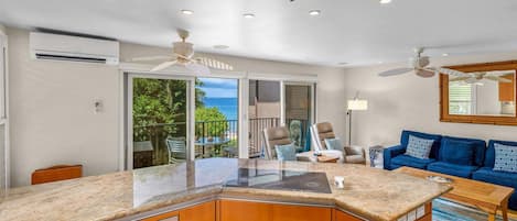 Condo, varias camas, balcón, vista al océano (Hale Hui Kai 208) | Interior