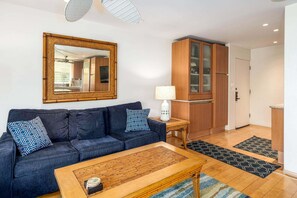 Apartment, Mehrere Betten, Balkon, Meerblick (Hale Hui Kai 208) | Wohnbereich