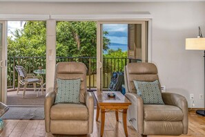 Condo, várias camas, sacada, vista para o oceano (Hale Hui Kai 208) | Área de estar