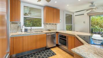 Apartment, Mehrere Betten, Balkon, Meerblick (Hale Hui Kai 208) | Eigene Küche | Wasserkocher mit Kaffee-/Teezubehör, Esstisch