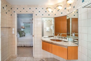 Apartment, Mehrere Betten, Balkon, Meerblick (Hale Hui Kai 208) | Badezimmer | Handtücher