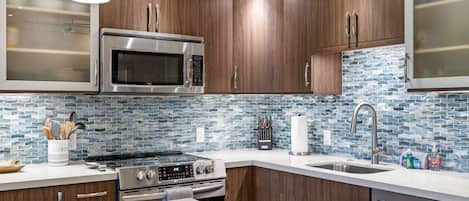 Condo, 1 cama King, sacada, vista para o oceano (Kamaole Sands 10-113) | Cozinha privada | Cafeteira/chaleira, mesas de jantar