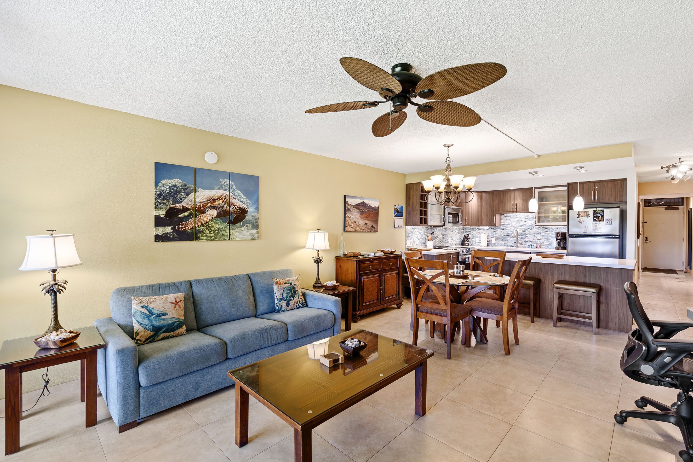 Condo, 1 très grand lit, balcon, vue sur l’océan (Kamaole Sands 10-113) | Aire de séjour