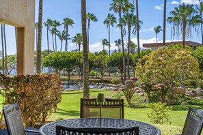 Outdoor dining - Kamaole Sands 10-113 - Ocean View, Ground Level, Stunning Renovation, Split-ac! (Kihei)