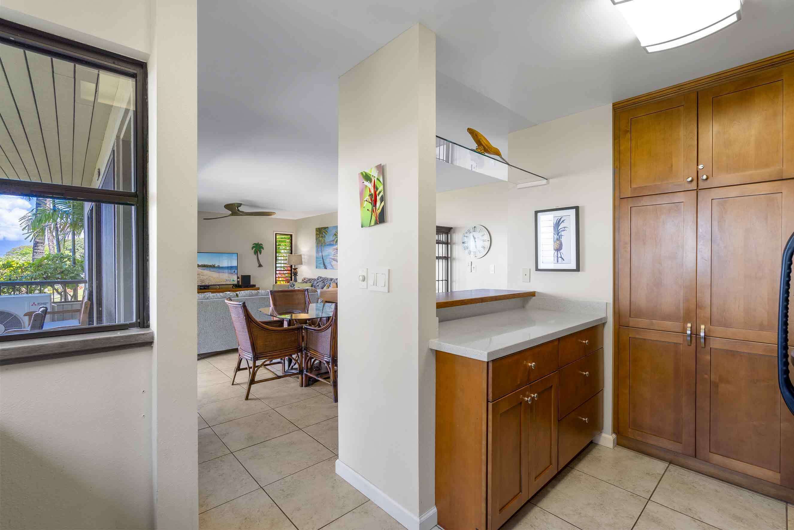 Condo, varias camas, balcón, vista al océano (Wailea Ekolu 403) | Interior