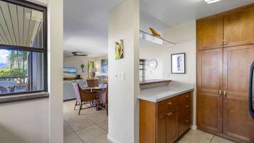 Condo, varias camas, balcón, vista al océano (Wailea Ekolu 403) | Interior