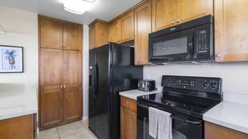 Condo, Multiple Beds, Balcony, Ocean View (Wailea Ekolu 403) | Private kitchen | Coffee/tea maker, dining tables