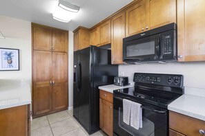 Condo, Multiple Beds, Balcony, Ocean View (Wailea Ekolu 403) | Private kitchen | Coffee/tea maker, dining tables - Experience Stunning Ocean Views at Wailea Ekolu 403, Spacious, Wi-fi, Split-ac! (Kihei)