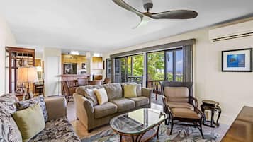 Condo, Multiple Beds, Balcony, Ocean View (Wailea Ekolu 403) | Living area
