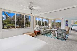 Condo, várias camas, sacada, vista para o oceano (Haleakala Shores A-301) | 2 quartos, individualmente decorados, individualmente mobiliados