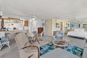 Condo, várias camas, sacada, vista para o oceano (Haleakala Shores A-301) | Área de estar