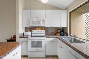 Condo, 1 cama King size y sofá cama, balcón, vista al océano (Wailea Ekahi 20J) | Cocina privada | Cafetera y tetera y comedor 