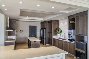 Lejlighed - 1 kingsize-seng med sovesofa - balkon - havudsigt (Wailea Ekahi 20J) | Privat køkken | Kaffe-/temaskine, spisebord