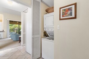 Condo, 1 cama King size y sofá cama, balcón, vista al océano (Wailea Ekahi 20J) | Lavandería