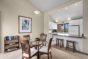 Condo, 1 très grand lit et 1 canapé-lit, balcon, vue sur l’océan (Wailea Ekahi 20J) | Cuisine privée | Cafetière-théière, table de salle à manger