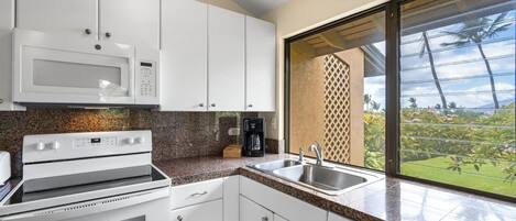 Appart'hÎtel, 1 trÚs grand lit et 1 canapé-lit, balcon, vue océan (Wailea Ekahi 20J) | Cuisine privée | CafetiÚre/bouilloire, tables à manger