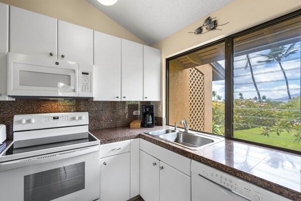 Condo, 1 très grand lit et 1 canapé-lit, balcon, vue sur l’océan (Wailea Ekahi 20J) | Cuisine privée | Cafetière-théière, table de salle à manger