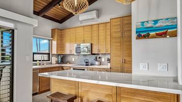 Condo, 1 très grand lit et 1 canapé-lit, balcon, vue sur l’océan (Wailea Ekolu 1204) | Cuisine privée | Cafetière-théière, table de salle à manger