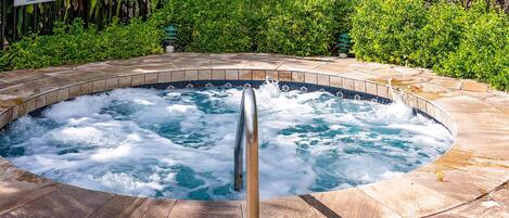 Condo, varias camas, balcón, vista al océano (Kamaole Sands 2-406) | Alberca