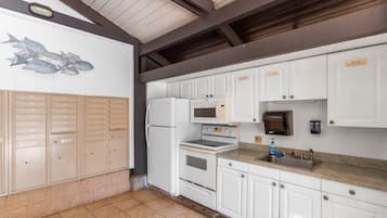 Apartment, 1 Queen-Bett und Schlafsofa, Balkon, Gartenblick (Kihei Garden Estates B-103) | Eigene Küche | Wasserkocher mit Kaffee-/Teezubehör, Esstisch