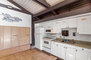 Apartment, 1 Queen-Bett und Schlafsofa, Balkon, Gartenblick (Kihei Garden Estates B-103) | Eigene Küche | Wasserkocher mit Kaffee-/Teezubehör, Esstisch