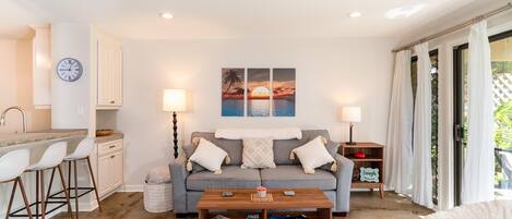 Condo, 1 cama Queen size y sofá cama, balcón, vista al jardín (Kihei Garden Estates B-103) | Área de sala de estar