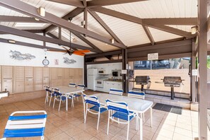 Outdoor dining - Kihei Garden Estates B-103 - Modern Design, Bright & Clean, Concrete Floors, AC! (Kihei)