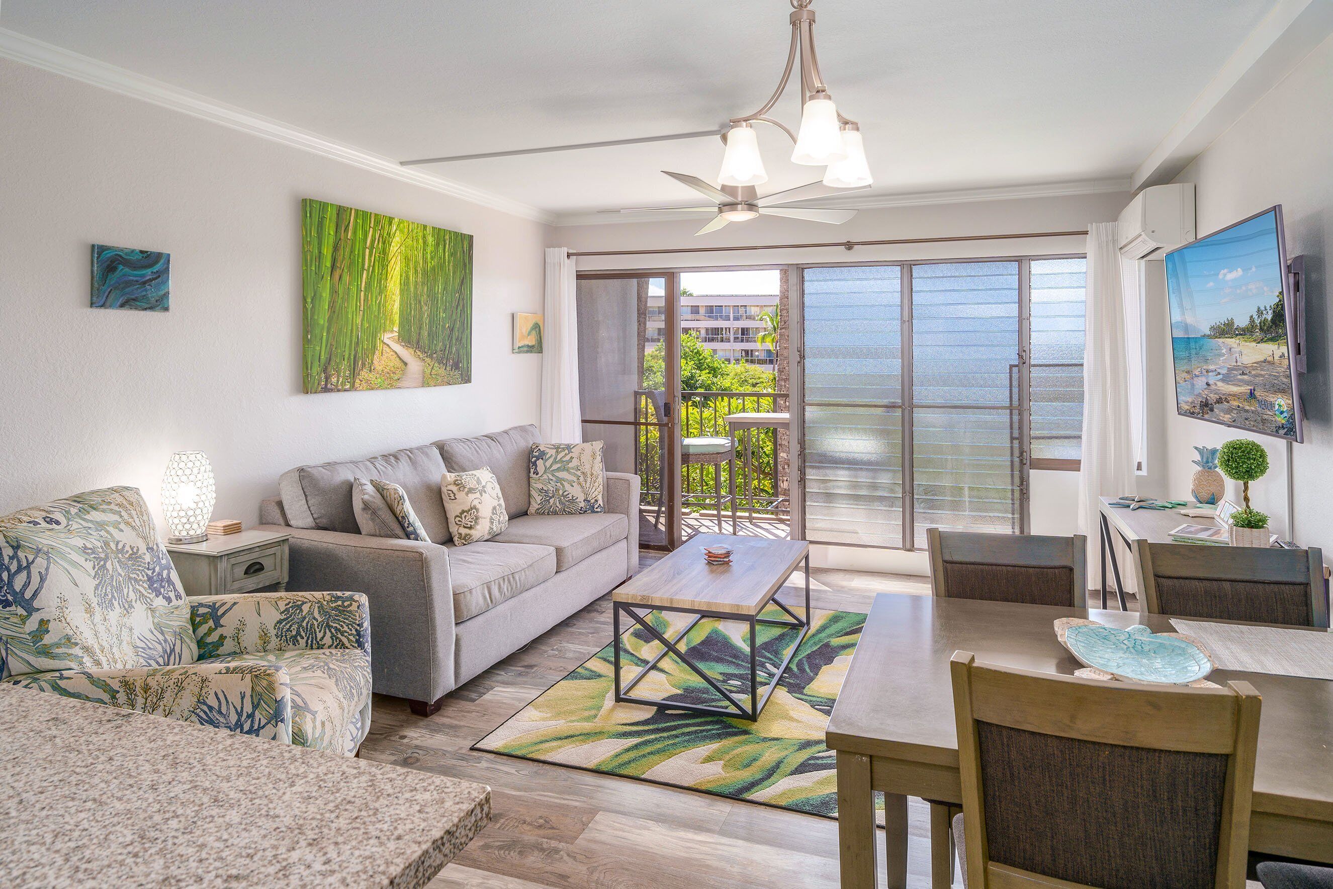 Condo, 1 cama King size y sofá cama, balcón, vista parcial al océano (Kihei Akahi C-411) | Área de sala de estar | Televisión de pantalla plana de 42 pulgadas con canales digitales 