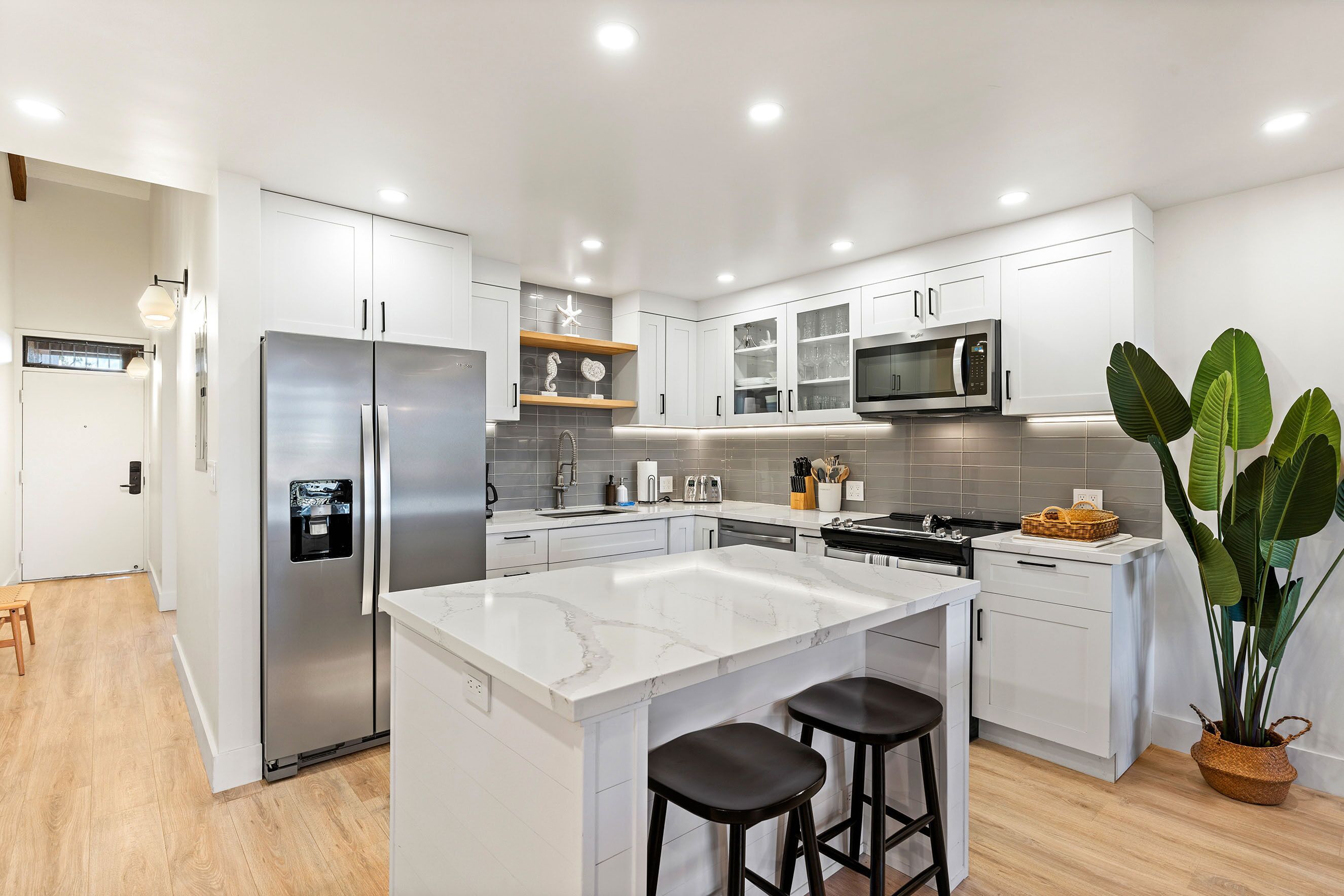 Condo, Plusieurs lits, balcon, vue sur l’océan (Kamaole Sands 4-411) | Cuisine privée | Cafetière-théière, table de salle à manger